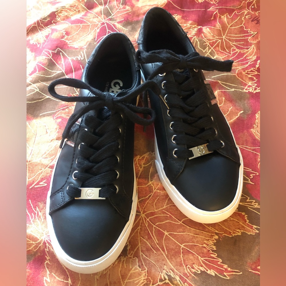 GBG LOS ANGELES - sleek black sneakers!  Size 7M